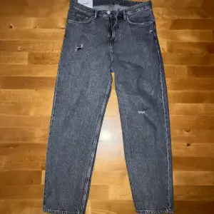 Gråa loose fit jeans från H&M med slitningar som kom med byxan. Köptes för ca 1 år sen och har använts några gånger men är i bra skick! Stl 31x32