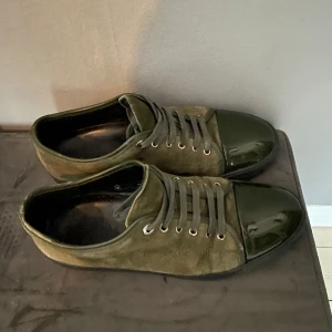 Lanvin skor - Säljer nu mina olivgröna lanvins i storlek 7 som sitter som 42 kond 7/10 sulan är lite sliten bara skorna medföljer tyvär hör av er vid frågor eller funderingar 