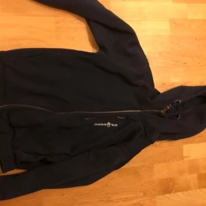 Sail racing - Sailracing i nyskick storlek m i färg marinblå