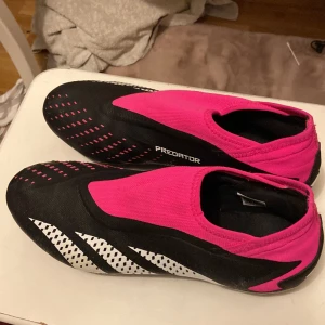 Fotboll skor  - Rosa fotboll skor storlek 44 orginal pris 1700 start pris 1000 buda det ni tycker använda 3 gånger gröna fotboll skor storlek 42 buda gör pris blåa fotboll skor storlek 35,5 50 kr