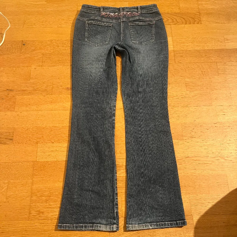 Y2k jeans, skriv för mer frågor eller bilder 🥰. Jeans & Byxor.