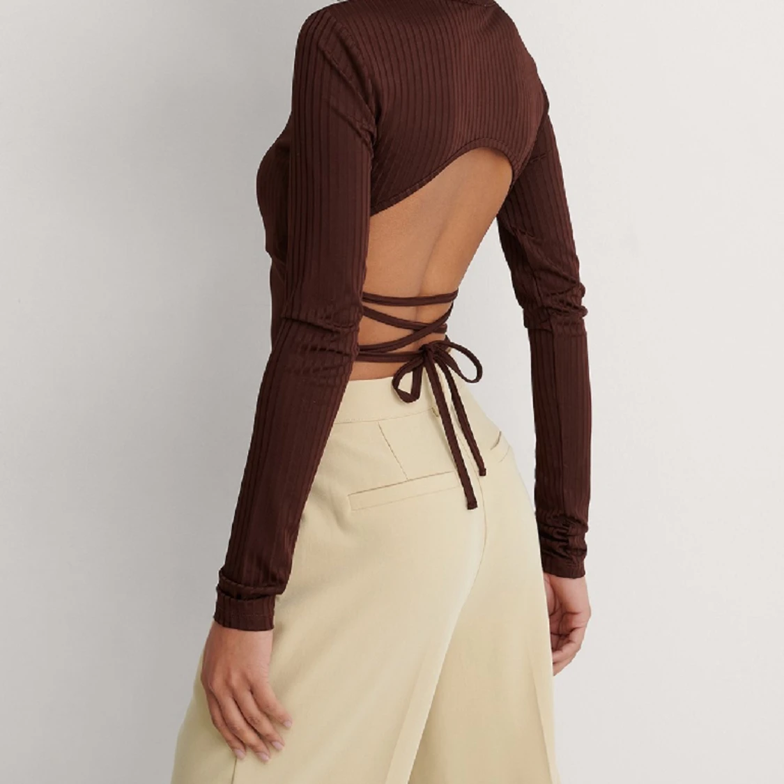 Långärmad topp med öppen rygg