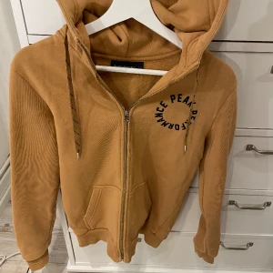 Peak performance tröja - Säljer denna riktigt stilrena tröja från peak performance!, skick 9/10  Passa på!