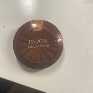 Isadora puder bronzer - Jag säljer denna för att jag inte använder den och har typ bara använt den en eller två gånger för att testa. Det är färgen golden tan 46 ❤️❤️köparen står för leveransen❤️