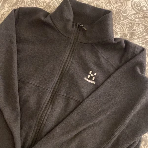 Fleecetröja  - Svart fleecetröja ifrån Haglöfs, köppt för 499kr!