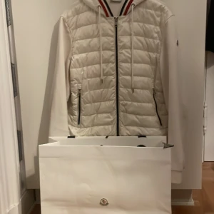 Moncler cardigan - Tja. Säljer nu min tvärfeta cardigan från moncler då den inte används så mycket. denna är perfekt till våren! Skicket e 9/10 små små fläckar men inget som syns. Skriv gärna vid minsta fråga! (Självklart äkta!✅)
