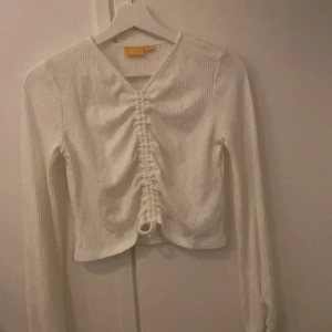 snygg tröja - snygg tröja som är ifrån ginatricot barnstorlek men är som XS. Endast provat men kände att det inte var min stil🤍DM för frågor mm