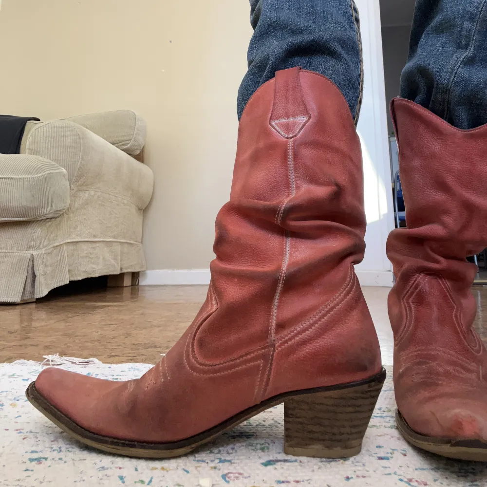 Fina röd/ korall färgade cowboy boots! De ska vara lite slitna i stilen, dock nästintill oanvända. . Skor.