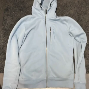 Sail racing full zip - Säljer nu min sailracing hoodie i storlek M. Skick 10/10. Går ner i pris vid snabb affär