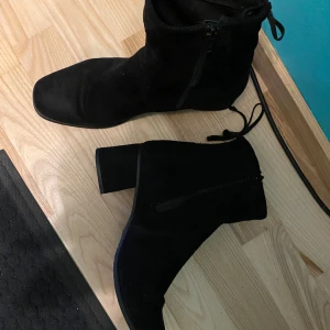 Stövlett  - Stövlett i storlek 42, ofodrad och har använts inomhus som festsko. Använda men hela och fräscha.