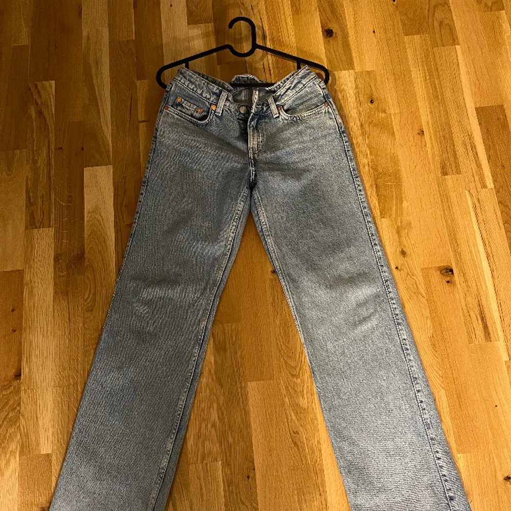Ljusblå jeans från weekday i modellen arrow. Lågmidjade i storleken waist 24. Vädligt bra skick. . Jeans & Byxor.