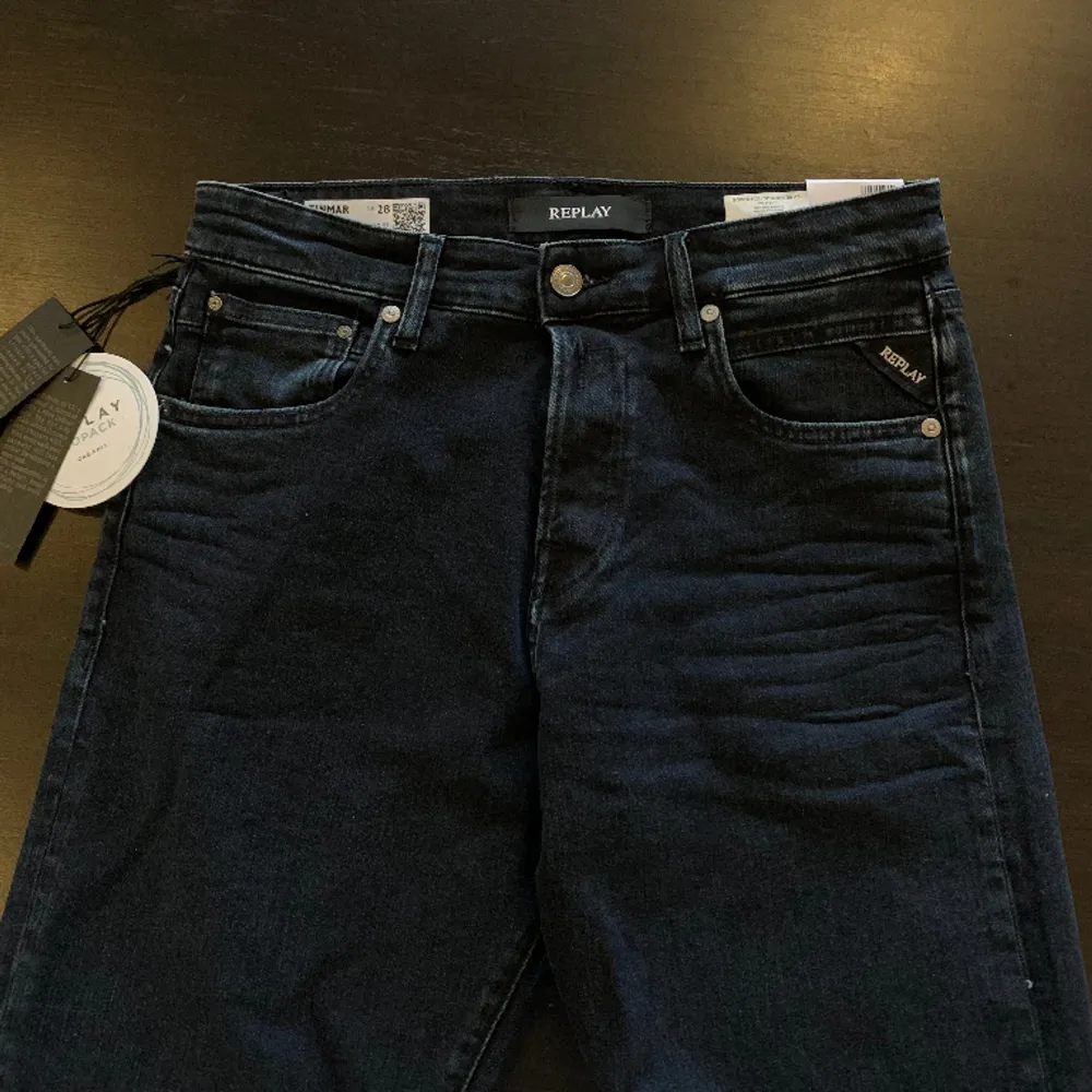 HELT NYA! Ett par replay jeans som aldrig varit använda. Alla tags finns kvar och nypris ligger runt 1500kr. Storlek 28/30. Jeans & Byxor.