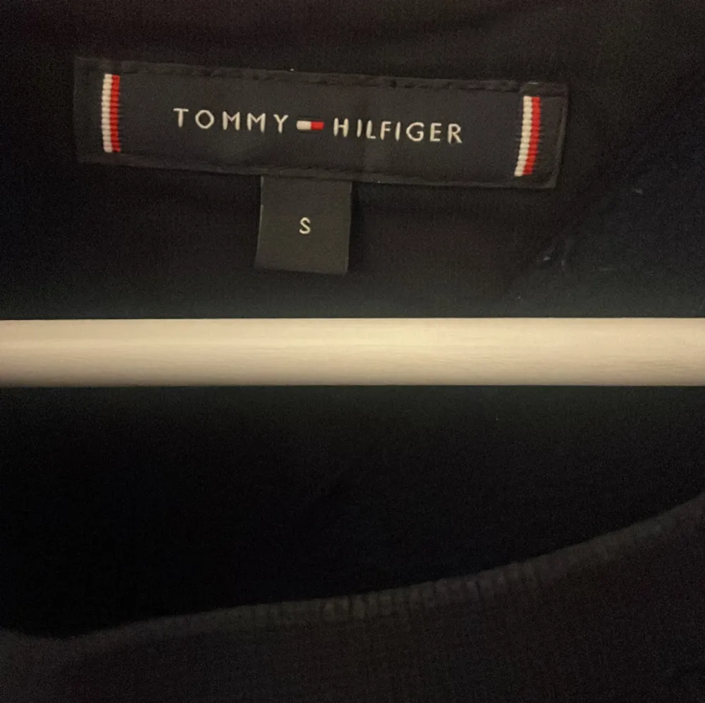 Mörk blå Tommy Hilfiger tröja | skick 9/10 | Modellen är 178cm | Storlek S | Hör av er vid minsta fråga!. Tröjor & Koftor.