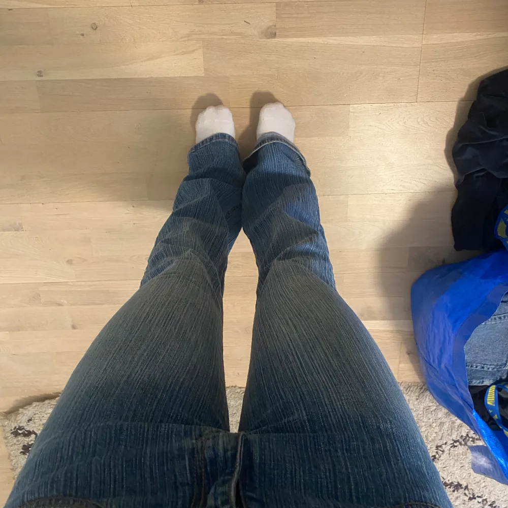 Jättefina lågmidjade bootcut jeans!! Lite ”randiga” i tyget🥰🥰jag är 169cm lång som referens . Jeans & Byxor.