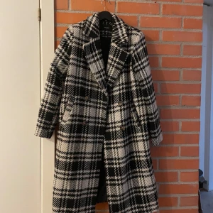 Rutig kappa  - Säljer kappa då den inte kommer till användning längre 