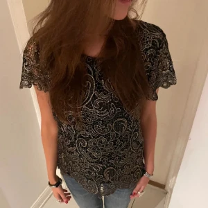 Broderad guld topp - Världens finaste topp men måste säljas då den var alldeles för stor på mig! Lånade bilder från förra säljaren!