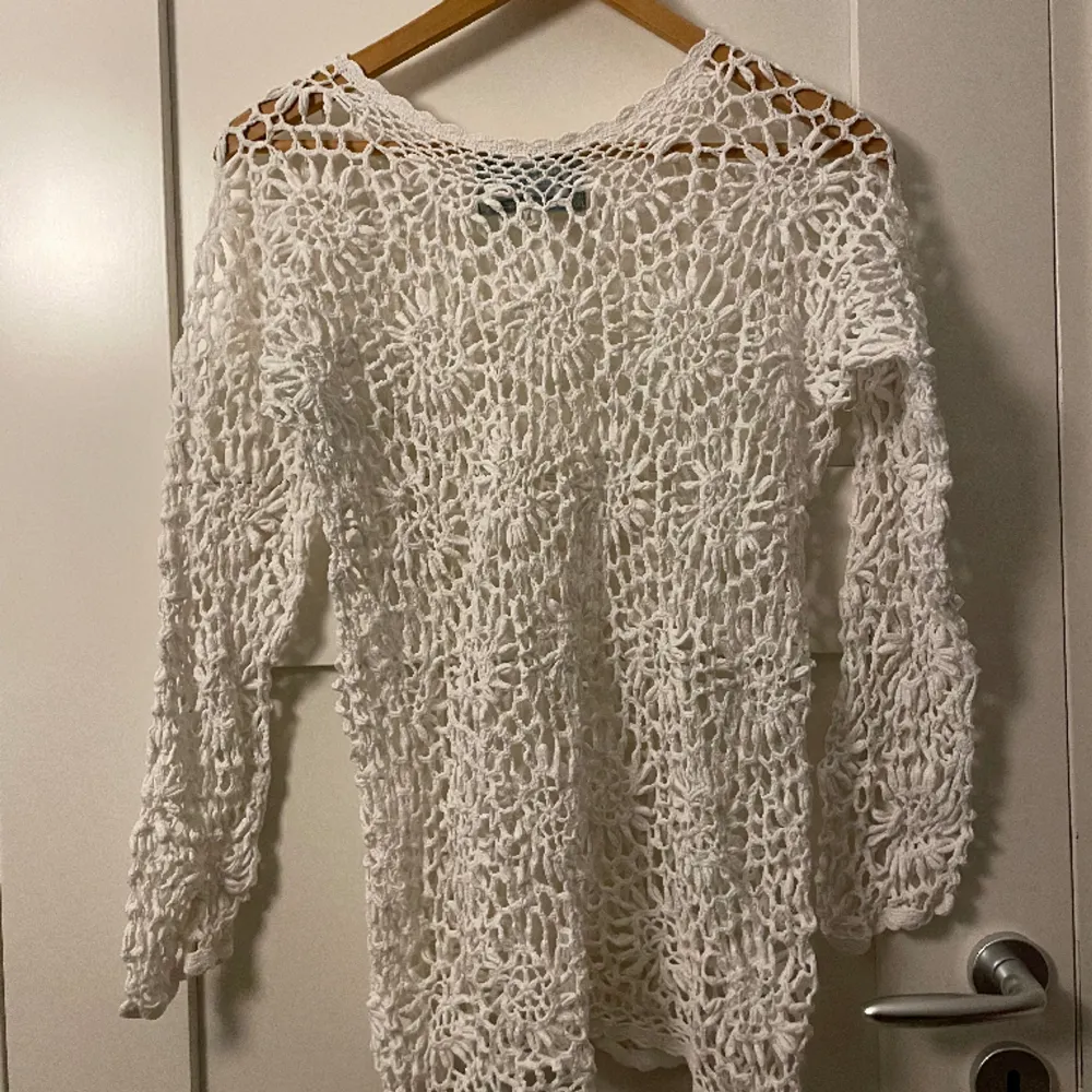 Superfin vit spets tröja! Aldrig använd och är perfekt för sommaren!. Tröjor & Koftor.