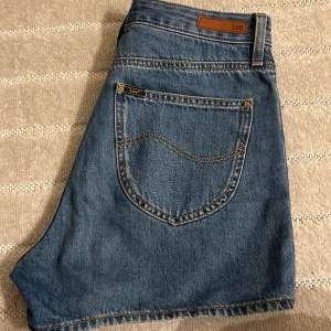 Säljer dessa jeans blå Lee shorts som tyvärr inte kommer till användning. Använda max några månader då de köptes i augusti. 