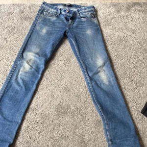 Replay jeans - Ett par snygga jeans i utmärkt skick. Model anbass