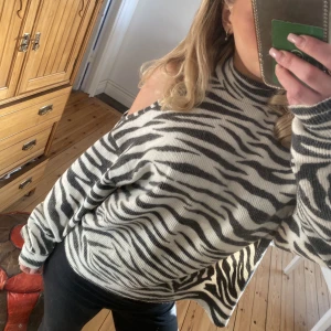 Tröja - Säljer denna jätte fina tröja eftersom den inte kommer till användning 💕 storlek L men sitter som en S