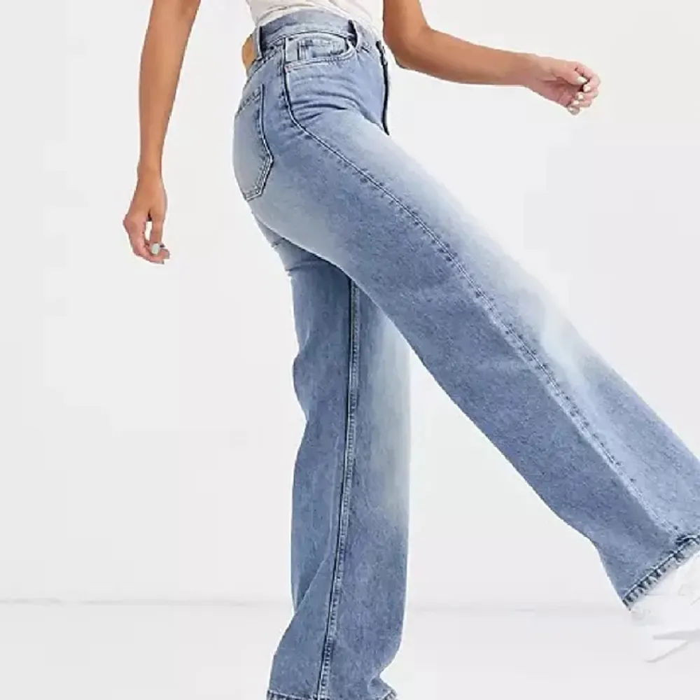 Säljer dessa jeans från monki. Använda ett fåtal gånger💗. Jeans & Byxor.