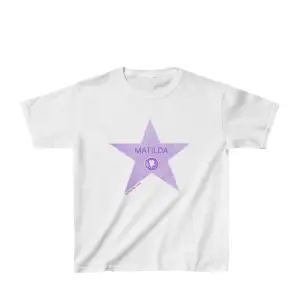 Skitsnygg inprint we trust baby t-shirt i str m, med lila Hollywoodstjärna med namnet Gracie! Säljer på grund av feltryck! Inga defekter! Pris kan diskuteras vid snabb affär!