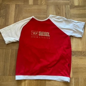 t shirt - knappt använd. några egensydda stygn vid sidan, syns knappt.