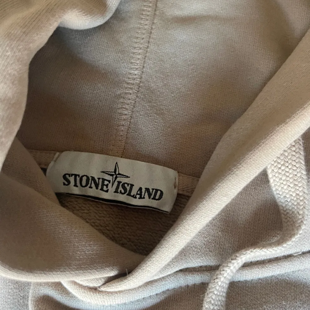 En Stone Island hoodie i en varm beige färg. Hoodien är i storlek M men fungerar för S. Nypris 3000. Hoodies.