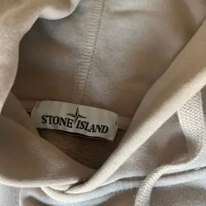 En Stone Island hoodie i en varm beige färg. Hoodien är i storlek M men fungerar för S. Nypris 3000