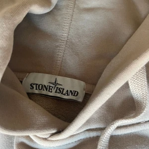 Stone Island Hoodie  - En Stone Island hoodie i en varm beige färg. Hoodien är i storlek M men fungerar för S. Nypris 3000