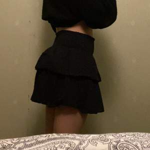 Säljer denna volang kjol som köptes förra sommaren men användes aldrig!❤️ lite skrynklig men de är för att den legat i garderoben sen juli❤️