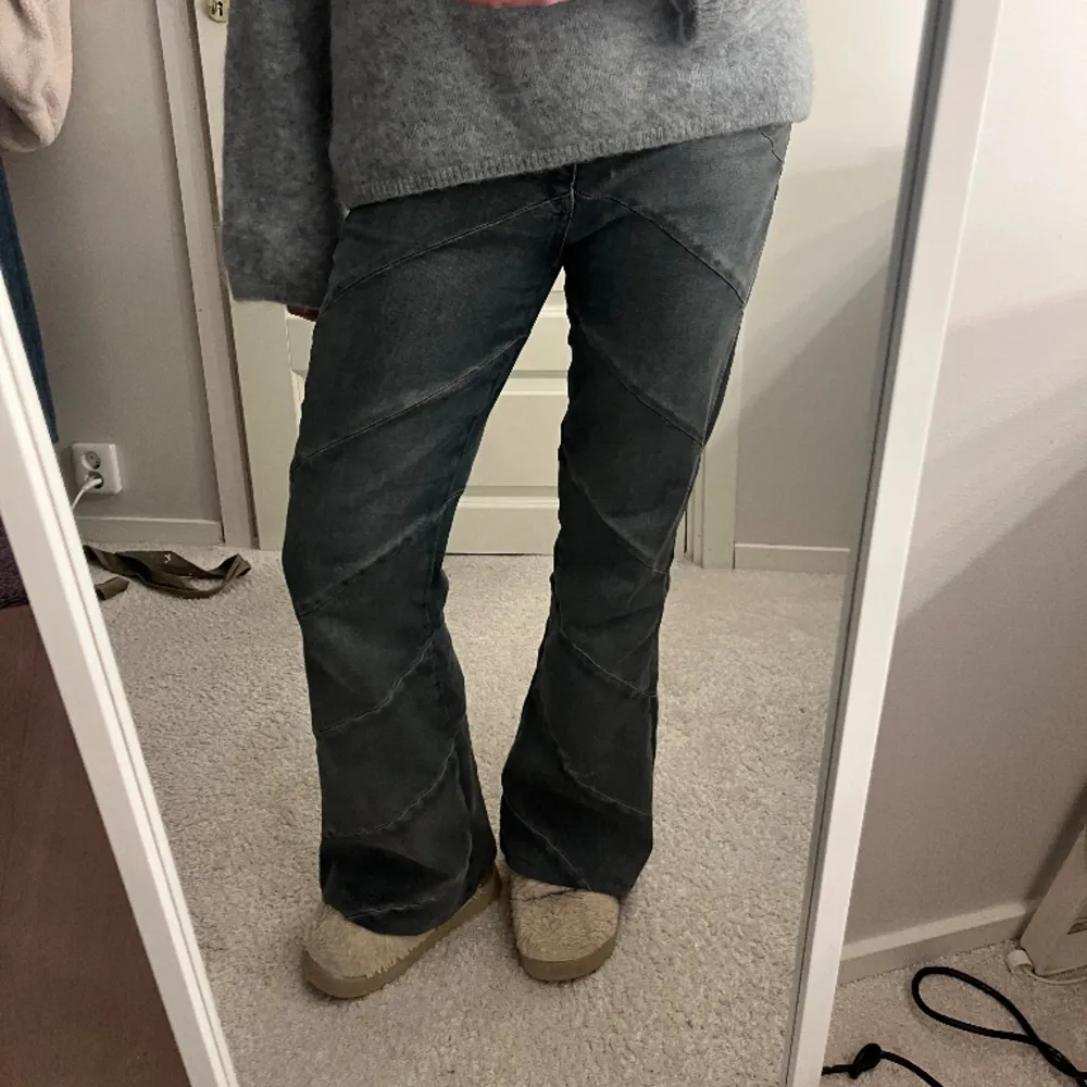 Skitcoola lågmidjade bootcut jeans från Urban Outfitters! Köpta här på plick, men i väldigt bra skick! Midjemåttet ungefär 40 och innerbenslängden 80 💗💗. Jeans & Byxor.