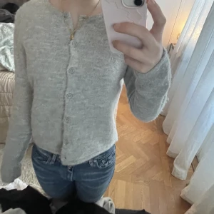 Kofta gina - Super fin grå stickad kofta ifrån Gina. Köpt för en månad sen så endast använd ca fem gånger Max! Som helt ny