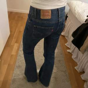 Super fina lågmidjade levis jeans köpte här på plick! strl 30/34🫶är är 166 och dessa är perfekt på mig! 