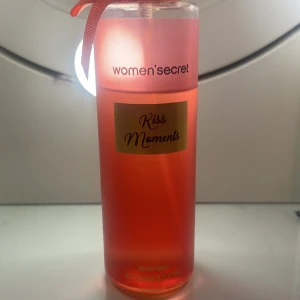 Womens secret body mist - Säljer denna body mist från Women’s secret- kiss moment. Tyvärr har jag tappar bort locket men det påverkar inte flaskan på något sätt. Det luktar jättegott problemet är att jag har för mycket mister och parfymer. 