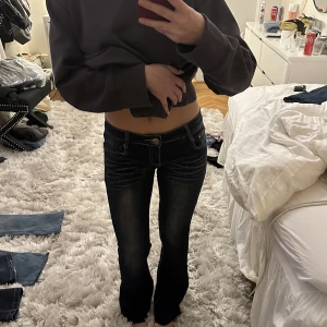 Lågmidjade jeans - Sååå fin färg. Används tyvärr inte. Midjan är cirka 37cm tvärs över. Formsr kroppen superfint💞 klippt av de längst ner så att de passar mig som är cirka 1,60cm