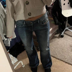 Lågmidjade jeans  - Säljer dessa jätte fina lågmidjade diesel jeansen som inte kommer till användning (lite för stora). De är i storlek w29 o L30 passar s/m även xs beroende på hur man vill att de ska sitta. Passar mig 166 men folk i 170+. Skriv för fler bilder/frågor💖 