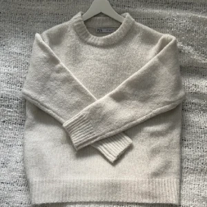 Stickad  - Stickad vit tröja från zara 