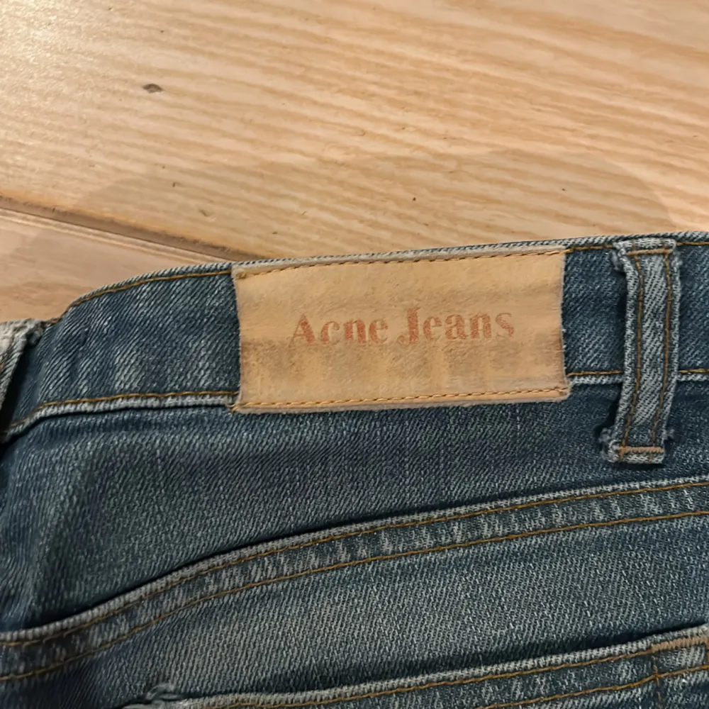 Riktigt feta grisch jeans från Acne Studios. Fint skick utan några större skador. Förmodligen storlek 28/32 men inga angivna storlekar.  Kom pm vid frågor. Jeans & Byxor.