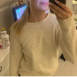 Stickad tröja 💌 - Sparsamt använd 