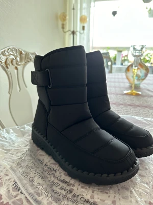 Vinterskor  - Helt nya!!  Storlek 40 dock väldigt liten i storlek så tänk storlek 40 = 39