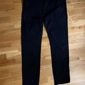 Mörk blå jeans - Detta är mörka blåa jeans och de är xl 