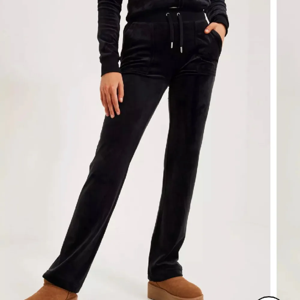 säljer mina juciy byxor då dom inte kommer till användningen💕 de finns ett litet hål i fickan där bak men de är super litet och märks inte, det är bara hål i fickan inte självaste byxorna så de syns inte igenom💕pris kan diskuteras köpta för 1200kr . Jeans & Byxor.