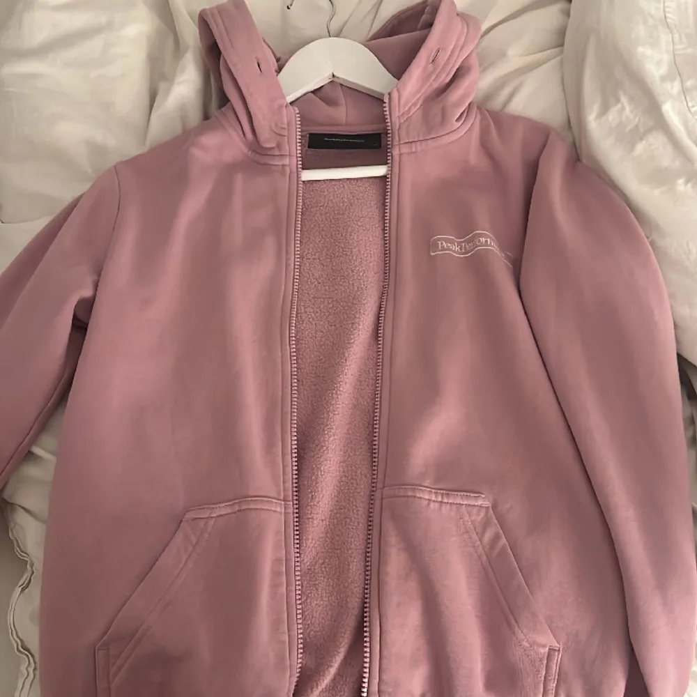 snygg hoodie från peak performance, storlek M. jättefin rosa färg! 💕💕 pris kan diskuteras. Hoodies.