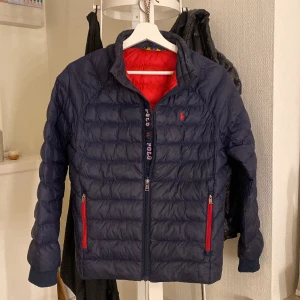 Ralph Lauren jacka - En mörkblå ralph lauren jacka. Säljer pga den är för liten