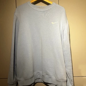Nike tröja - Himmelsblå nike tröja i storlek XL men sitter som en L. Riktigt schysst färg till sommaren