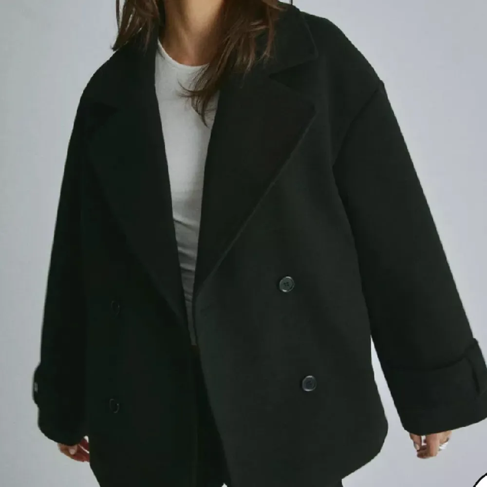Säljer denna fina svarta kappa då den inte kommer till användning! Jackan är i nyskick och är i storlek xs/s!💓. Jackor.