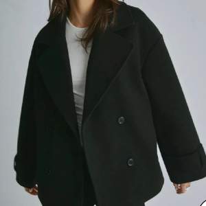 Säljer denna fina svarta kappa då den inte kommer till användning! Jackan är i nyskick och är i storlek xs/s!💓