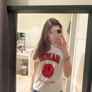 GANNI T SHIRT - Säljer den ganni t shirten som är knappt använd