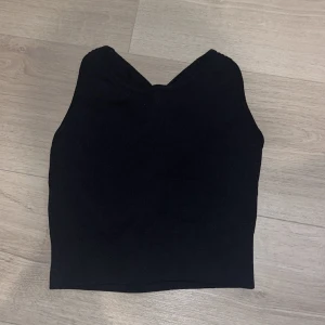 SOC Sport-bh  - Sporttop/ sport-bh från SOC med cool detalj på ryggen XS/S 🖤 dm vid fler frågor!